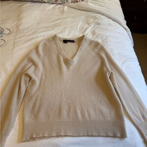360 Cashmere V-Neck Sweater in Cream